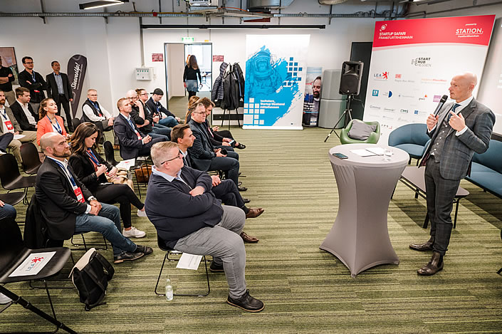 "Mehr Mut auch zum Misserfolg": Staatssekretär Dr. Philipp Nimmermann bei der Eröffnung der Startup Safari FrankfurtRheinMain in Gießen. (Foto: Tilman Lochmüller) 