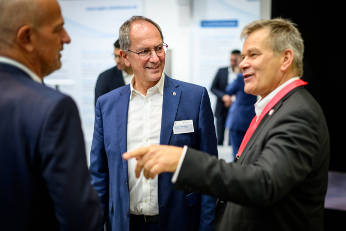 Regierungspräsident und Oberbürgermeister von Marburg im Austausch (Foto: Tim Lochmüller)