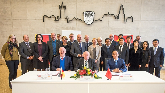 Unterzeichnung der Vereinbarung zur wirtschaftlichen Zusammenarbeit auf Mittelhessenebene im Kreishaus Wetzlar, Rudolf Scharping (RSBK), Landrat Wolfgang Schuster, Bürgermeister Hu Wuyue (Stadtregion Xuchang) (Foto: Tilman Lochmüller)