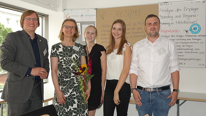 Marc Kühweg, Marie Lechner und Ann-Kathrin Wehrfritz mit Prof. Dr. Christine Wegerich und ihrem Projektfallgeber: Manuel Heinrich vom Regionalmanagement Mittelhessen