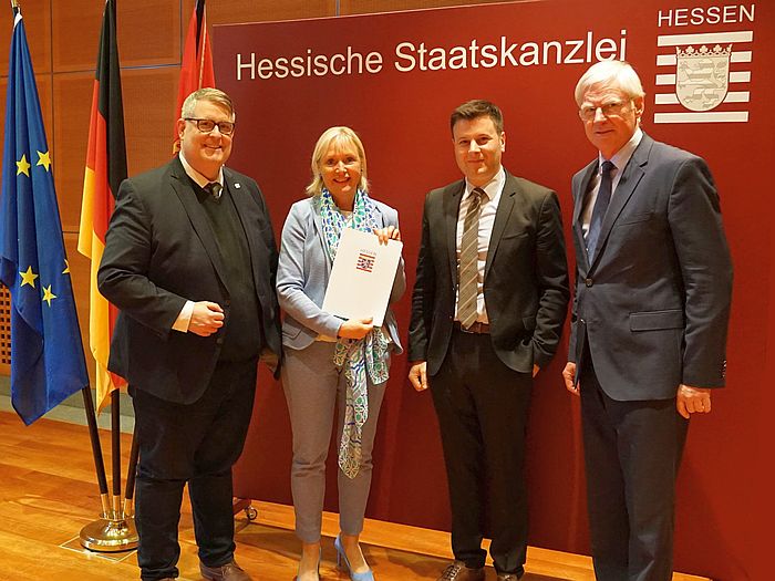 Digitalministerin Prof. Dr. Kristina Sinemus, Jens Ihle (links), Geschäftsführer Regionalmanagement Mittelhessen GmbH, Breitbandberater Dennis Pucher und Klaus Bernhardt (rechts, Bild: Hessische Staatskanzlei)