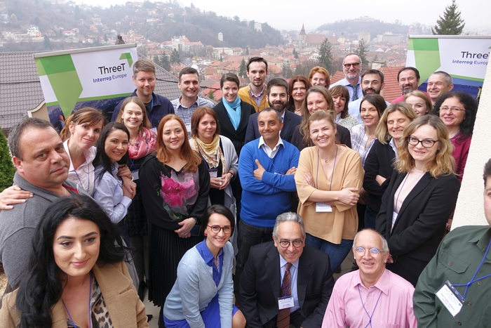 Gruppenfoto des ThreeT-Workshops vor der historischen Altstadt von Braşov