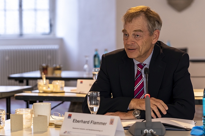 Eberhard Flammer (Präsident des Hessischen Industrie- und Handelskammertages und der IHK Lahn-Dill) bei der Konstituierung des Neuen Bündnisses Fachkräftesicherung Hessen am 22. September 2020 (Foto: HMSI / Cornelius Pfannkuch)