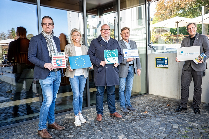 Gemeinsame Präsentation der neuen Tafel und der Geschichte des hôtel villa raab in Alsfeld: Bastian Heiser und Tanja Bohn, Prokuristin und Geschäftsführer des hôtel villa raab, Alsfelds Bürgermeister Stephan Paula, Thomas Schaumberg, Regionalmanager der LEADER-Region Vogelsberg und Manuel Heinrich vom Regionalmanagement Mittelhessen (von links, Foto: Luisa Stock/oberhessen-live.de)