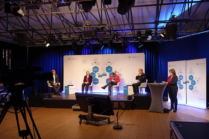 Podiumsdiskussion  beim Bildungsforum Mittelhessen 2022: Oliver Barta (Bosch Thermotechnik, Wetzlar), Prof. Dr. Evelyn Korn (Philipps-Universität Marburg) und Thomas C. Ferber (Richtsberg-Gesamtschule, Marburg) unter der Moderation von Manuel Heinrich (Regionalmanagement Mittelhessen) (von links) (Foto: Regionalmanagement Mittelhessen/Max Kramolisch)