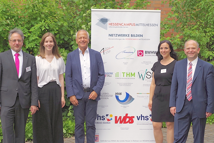 Reiner Sippel, Regionalleiter des BWHW, Larissa Albohn, Bildungscoach beim Technologie- und Innovationszentrum Gießen GmbH, Joachim Velten, langjährigen Bereichsleiter im Bildungshaus des Bildungswerks der hessischen Wirtschaft, Mirjana Krolzik, Koordinatorin des Hessencampus Mittelhessen, Frank Schmidt, Projektmanager der Regionalmanagement Mittelhessen GmbH (Foto: BWHW)