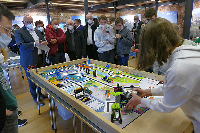 Das Robotik-Team „Lucky Lego Group“ des Landgraf Ludwigs Gymnasium Gießen zeigte im Mathematikum beim Kick-off der FIRST LEGO LEAGUE Challenge 22/23 in Gießen-Wetzlar, wie sie die Aufgabenstellung im Bereich Paket-Logistik gelöst haben. (Foto: DIE BRÜCKE) 