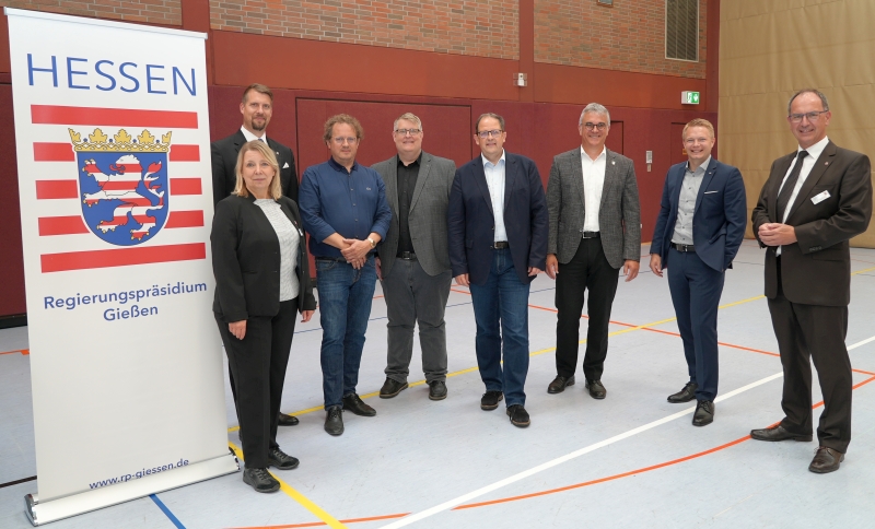 Regierungspräsident Dr. Christoph Ullrich (r.), Abteilungsleiterin Bettina Ott und Moderator Jens Ihle (4. v. l.) dankten Dr. David Eckensberger, Daniel Beitlich, Markus Wessel, Peter Gefeller und Mathias Koch (v. l.) für ihre Ausführungen. Es fehlen Claus Spandau und Dr. Thorsten Boos (Foto: RP Gießen)