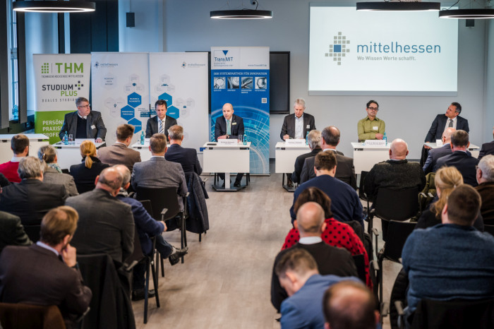 Dr. Peter Stumpf (TransMit GmbH), Prof. Dr. Michael Stephan (Philipps-Universität Marburg), Andreas Tielmann (advacon GmbH), Christian Schreier (StudiumPlus/THM), Prof. Dr. Jens Minnert (StudiumPlus/THM), Jens Ihle (Regionalmanagement Mittelhessen GmbH, v.r.n.l., Foto: Tilman Lochmüller) 