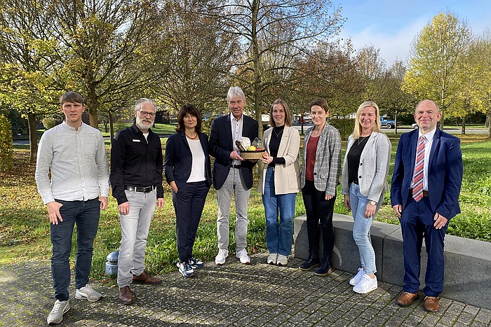 Der Arbeitskreis „Neue Wege zur Fachkräftesicherung“ des Regionalmanagements Mittelhessen verabschiedet Manfred Weber (mit Korb, Foto: Larissa Albohn)