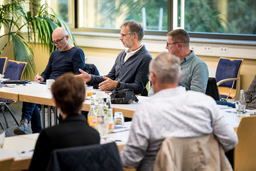 In der Mitte: Dirk Köhler, Arbeitsvermittler und Reha/SB Spezialist im Arbeitgeberservice der Agentur, rechts daneben Uwe Eckhardt, SKT Solmser Kunststofftechnik GmbH 