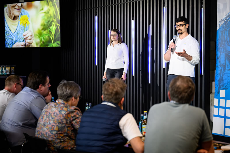 "Clever Sole" beim Pitch vor der Jury: Mit Tracking in der Schuhsole zu mehr Sicherheit für Demenzkranke. (Foto: Tilman Lochmüller / Regionalmanagement Mittelhessen)