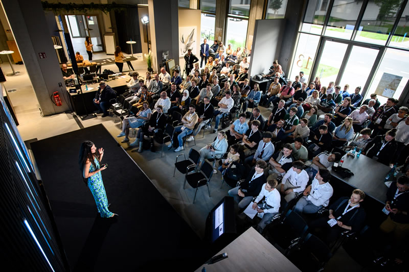 TEDx-Referentin Anastasia Barner sprach im "Haus des guten Wohnen" über ihre Erfahrungen als eine der jüngsten Gründerinnen Deutschlands. ((Foto: Tilman Lochmüller / Regionalmanagement Mittelhessen)