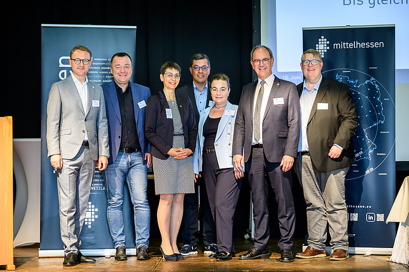 Der neue Vorstand des Vereins Mittelhessen flankiert von neuen Landrat des Vogelsbergkreises Dr. Jens Mischak (links): Oliver Jung, Sabine Bertram-Schäfer, Heiko Stock, Ileri Meier, Vorsitzender Dr. Christoph Ullrich und Geschäftsführer Jens Ihle (von links) (Foto: Tilman Lochmüller)