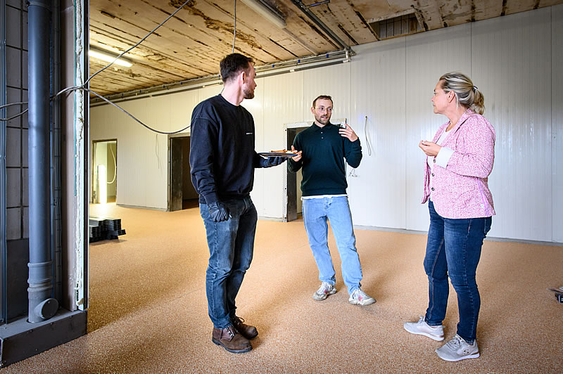 Verrano Mitgründer Felix Linnenschmidt und Manuel Siskowski (von links) zeigen Biebertals Bürgermeisterin Patricia Ortmann (rechts) die künftigen Räume der Produktion im Ortsteil Rodheim-Bieber. (Foto: Tilman Lochmüller)