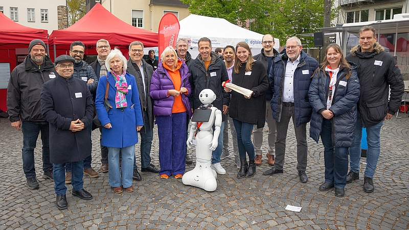 Digitalministerin Prof. Dr. Kristina Sinemus, Gießens Oberbürgermeister Frank-Tilo Becher, Moderator Willi Weitzel und Ausstellerinnen und Aussteller sowie Wissenschaftlerinnen und Wissenschaftler der KI-Tour. (Foto:HMD)