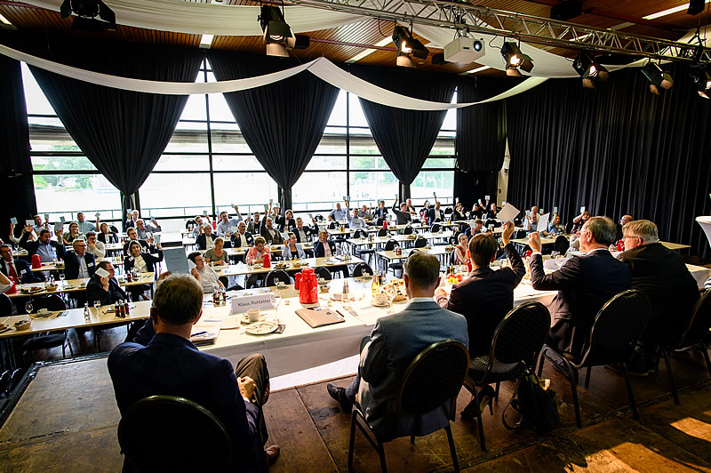 Mittelhessen-Vorstandswahlen in der Alsfelder Stadthalle: Bei den Mitgliedern herrschte Eintracht über die Qualität der Arbeit der Vereinsspitze. (Foto: Tilman Lochmüller)