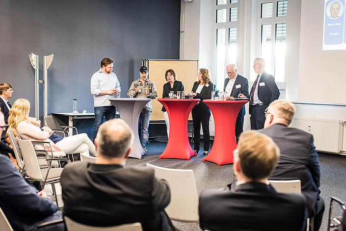 Podiumsdiskussion mit Vertretern von Unternehmen, der Hochschule und Experten (Foto: Regionalmanagement Mittelhessen / Tilman Lochmüller) 