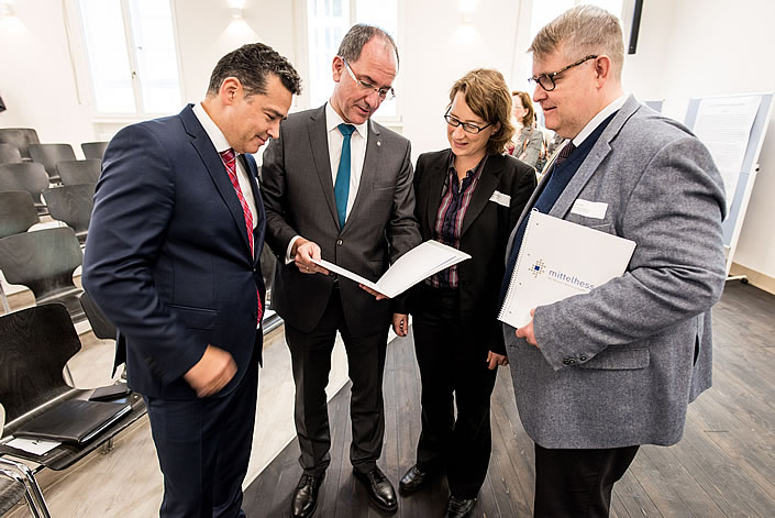 FRM-Geschäftsführer Oliver Schwebel, Mittelhessen-Vorsitzender Dr. Christoph Ullrich, Manuela Wehrle und RMG-Geschäftsführer Jens Ihle (von links) im Gespräch