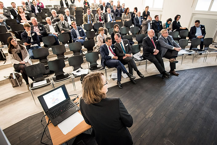 Manuela Wehrle bei ihrem Vortrag mit FRM-Geschäftsführer Oliver Schwebel, Mittelhessen-Vorsitzender Dr. Christoph Ullrich, Klaus Repp, Vorsitzender der RMG-Gesellschafterversammlung, und RMG-Geschäftsführer Jens Ihle (in der ersten Reihe von links)