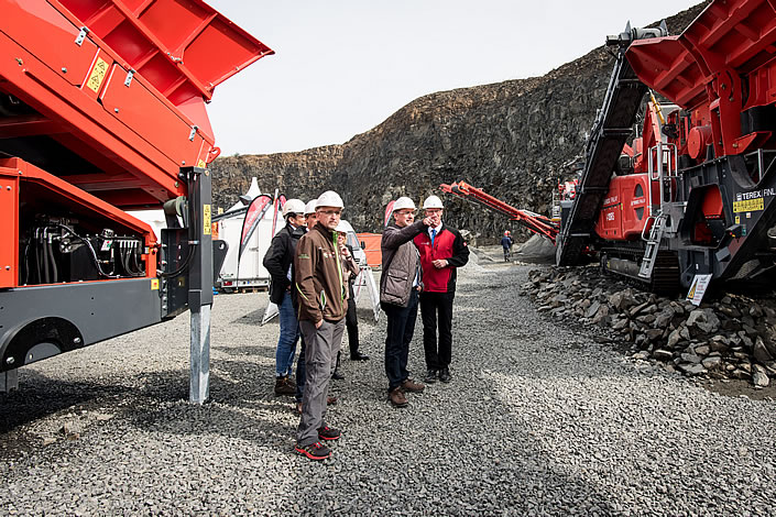 Dr. Ullrich im Gespräch mit Ausstellern. Vorne links: Hartmut Greb, Geopark Vulkanregion Vogelsberg e.V.. (Foto: Tilman Lochmüller / Regionalmanagement Mittelhessen)